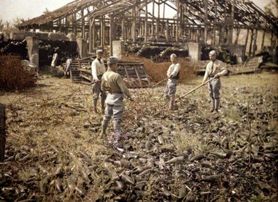 Franse soldaten installeren prikkeldraad bij het opslaggebouw voor flessen, in een zwaar beschadigde glasfabriek, Verrerie Saint-Grobain de Vauxrot, Cuffies, Aisne, Frankrijk, 1917 door Fernand Cuville